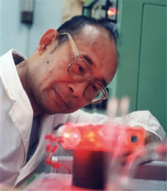 高伯龙：穿5元背心搞上亿研究，42年负重前行，打破西方技术封锁