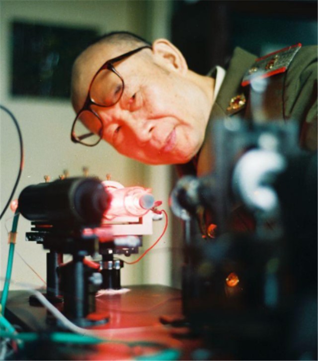 高伯龙：穿5元背心搞上亿研究，42年负重前行，打破西方技术封锁