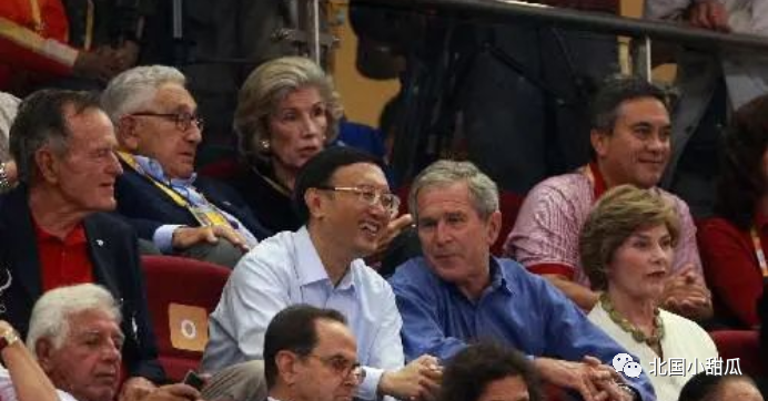 从电表厂小工到中国外交部长！世界惊呼：这中国人，飒！