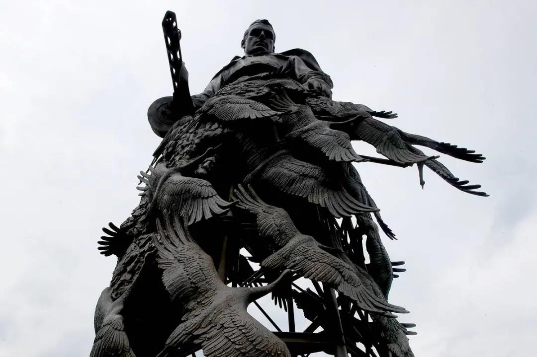 俄罗斯最硬核姐弟恋！首席芭蕾女王爱上年下“钢铁直男”：我就要陪你玩一辈子泥巴