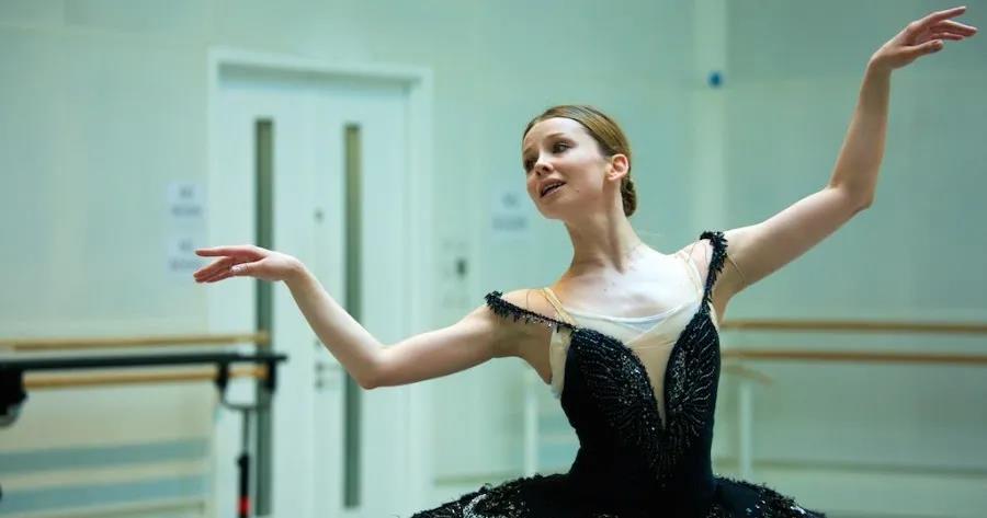 俄罗斯最硬核姐弟恋！首席芭蕾女王爱上年下“钢铁直男”：我就要陪你玩一辈子泥巴