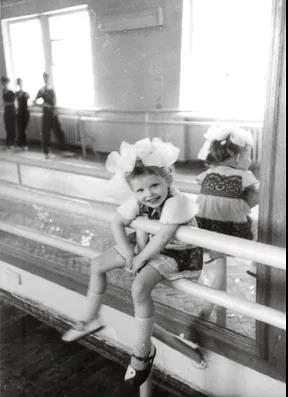 俄罗斯最硬核姐弟恋！首席芭蕾女王爱上年下“钢铁直男”：我就要陪你玩一辈子泥巴