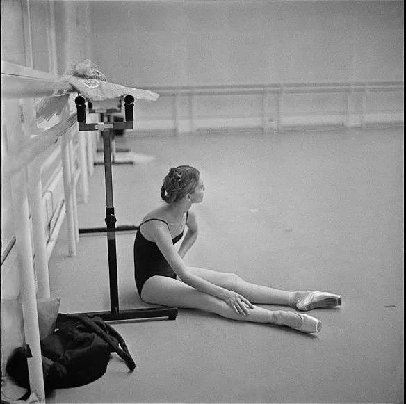 俄罗斯最硬核姐弟恋！首席芭蕾女王爱上年下“钢铁直男”：我就要陪你玩一辈子泥巴