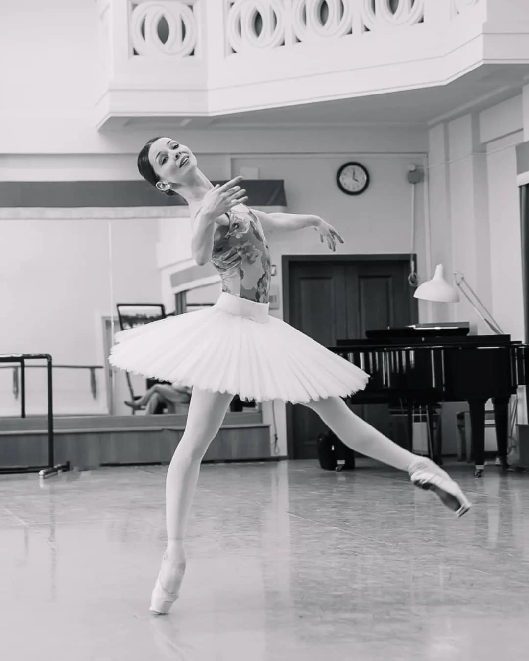 俄罗斯最硬核姐弟恋！首席芭蕾女王爱上年下“钢铁直男”：我就要陪你玩一辈子泥巴