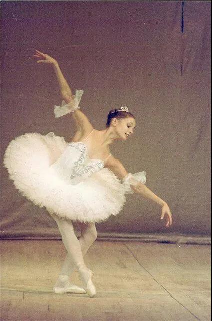 俄罗斯最硬核姐弟恋！首席芭蕾女王爱上年下“钢铁直男”：我就要陪你玩一辈子泥巴