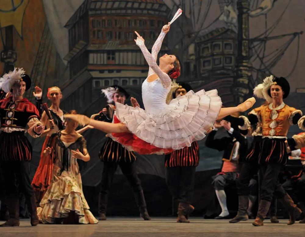 俄罗斯最硬核姐弟恋！首席芭蕾女王爱上年下“钢铁直男”：我就要陪你玩一辈子泥巴