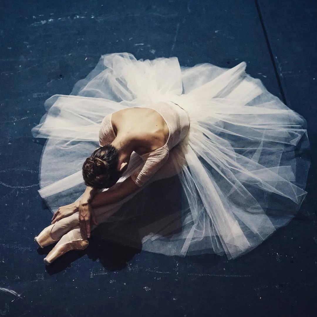 俄罗斯最硬核姐弟恋！首席芭蕾女王爱上年下“钢铁直男”：我就要陪你玩一辈子泥巴