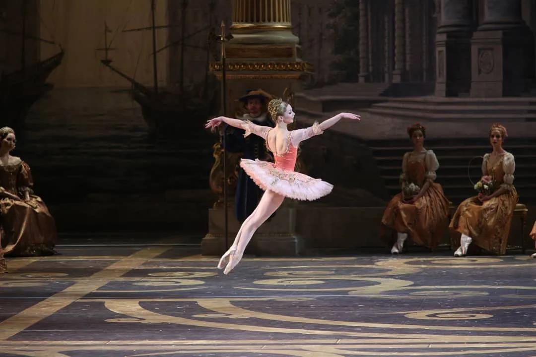 俄罗斯最硬核姐弟恋！首席芭蕾女王爱上年下“钢铁直男”：我就要陪你玩一辈子泥巴