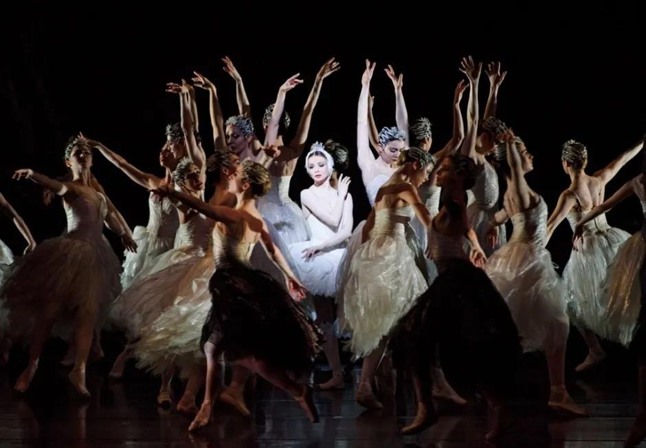 俄罗斯最硬核姐弟恋！首席芭蕾女王爱上年下“钢铁直男”：我就要陪你玩一辈子泥巴