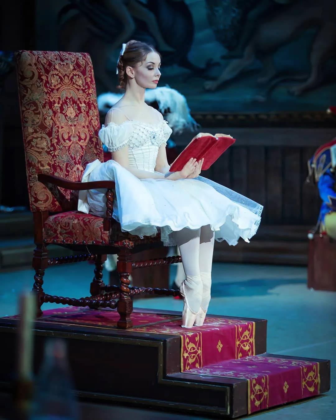 俄罗斯最硬核姐弟恋！首席芭蕾女王爱上年下“钢铁直男”：我就要陪你玩一辈子泥巴