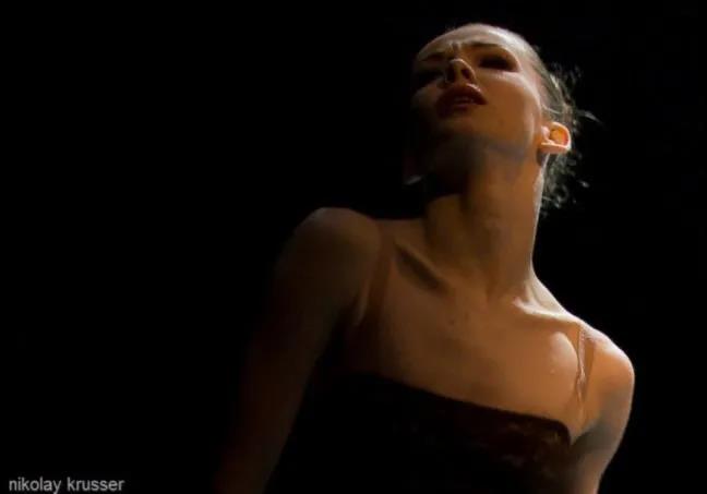 俄罗斯最硬核姐弟恋！首席芭蕾女王爱上年下“钢铁直男”：我就要陪你玩一辈子泥巴