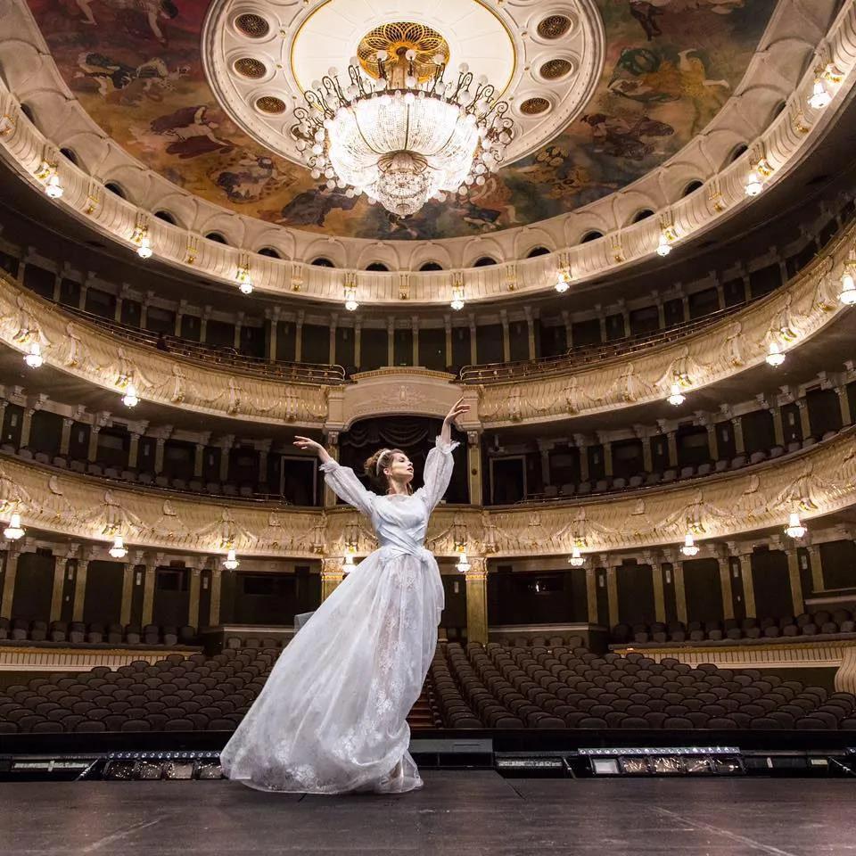 俄罗斯最硬核姐弟恋！首席芭蕾女王爱上年下“钢铁直男”：我就要陪你玩一辈子泥巴