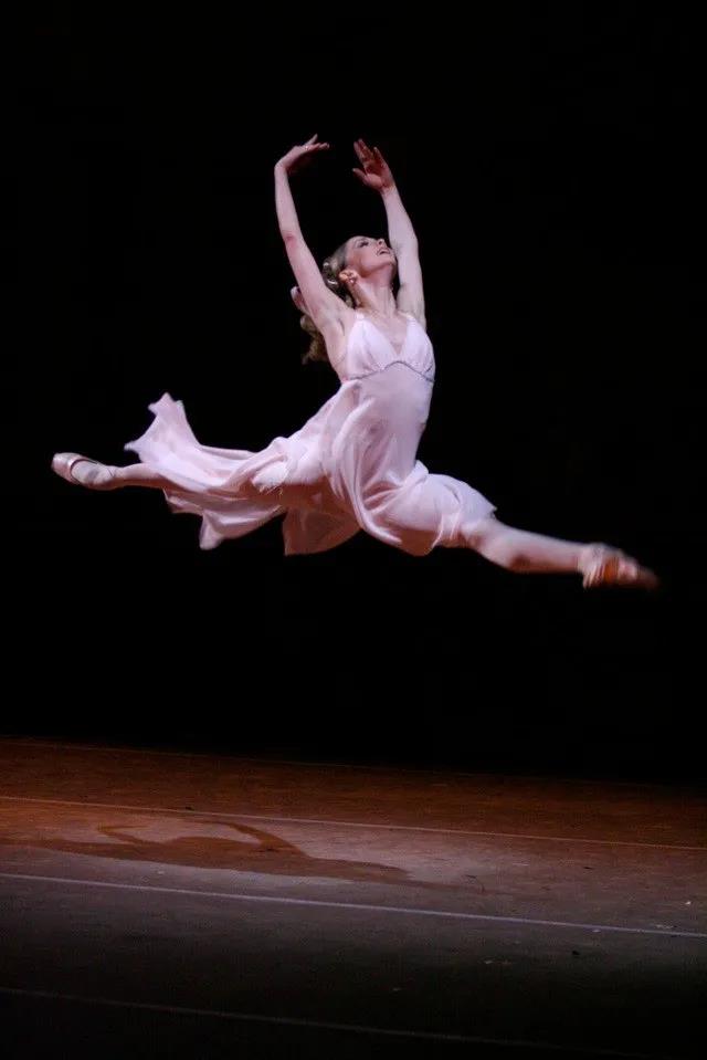 俄罗斯最硬核姐弟恋！首席芭蕾女王爱上年下“钢铁直男”：我就要陪你玩一辈子泥巴