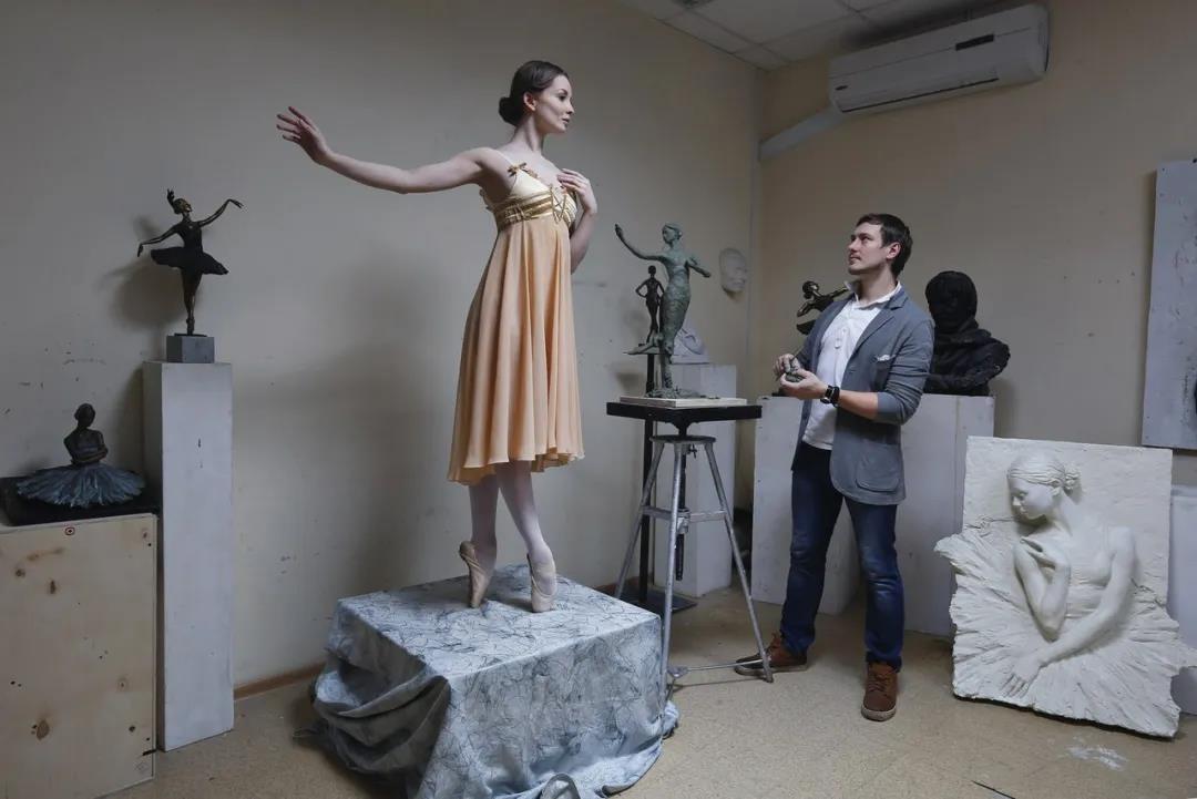 俄罗斯最硬核姐弟恋！首席芭蕾女王爱上年下“钢铁直男”：我就要陪你玩一辈子泥巴