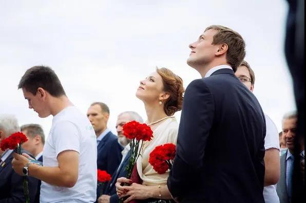 俄罗斯最硬核姐弟恋！首席芭蕾女王爱上年下“钢铁直男”：我就要陪你玩一辈子泥巴