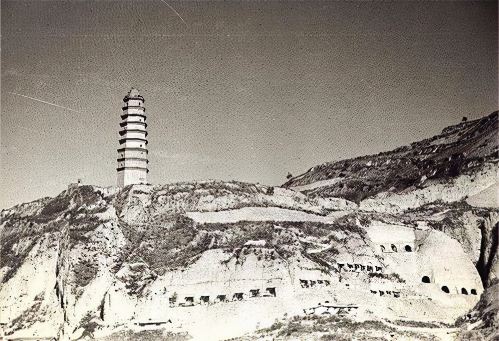 46年，美国上将在飞机上捡到我党特工信息，周总理：别慌，看我的