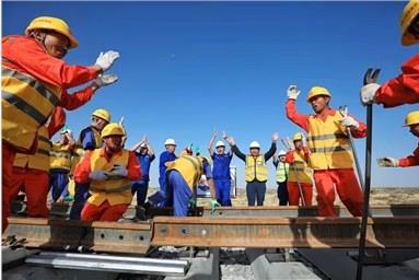 震撼！中国最大沙漠建起环形铁路！