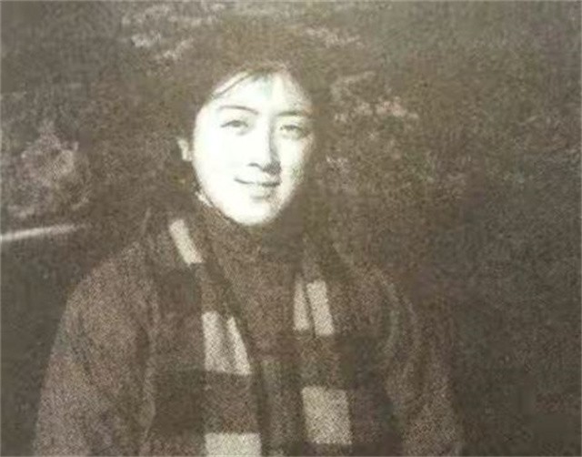 母亲自杀、男友自杀，被人嘲讽“女流氓”，校方悼词：没贡献的人