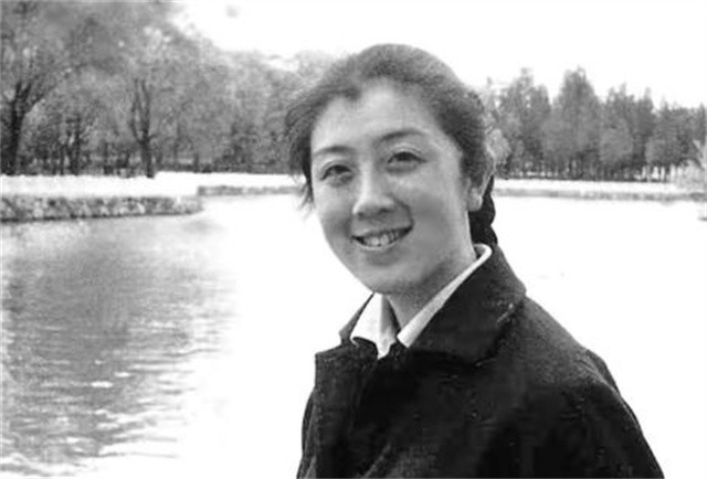 母亲自杀、男友自杀，被人嘲讽“女流氓”，校方悼词：没贡献的人