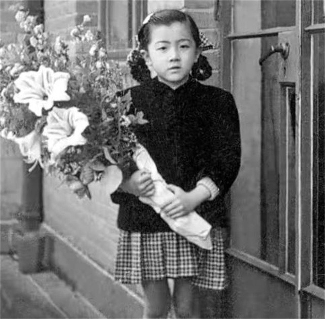 母亲自杀、男友自杀，被人嘲讽“女流氓”，校方悼词：没贡献的人