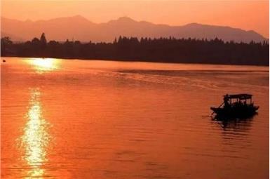 白居易的千古名篇《暮江吟》，到底存在哪些问题，为何会引发争议？