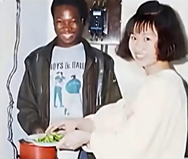 1993年，清华女研究生嫁给非洲人，在非洲生活26年，生了5个孩子