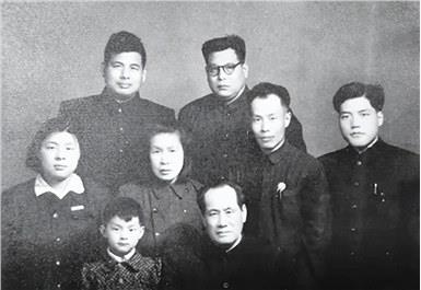 地主毁家抗日当上八路军旅长，毛主席接见时问他：有人排挤你吗？