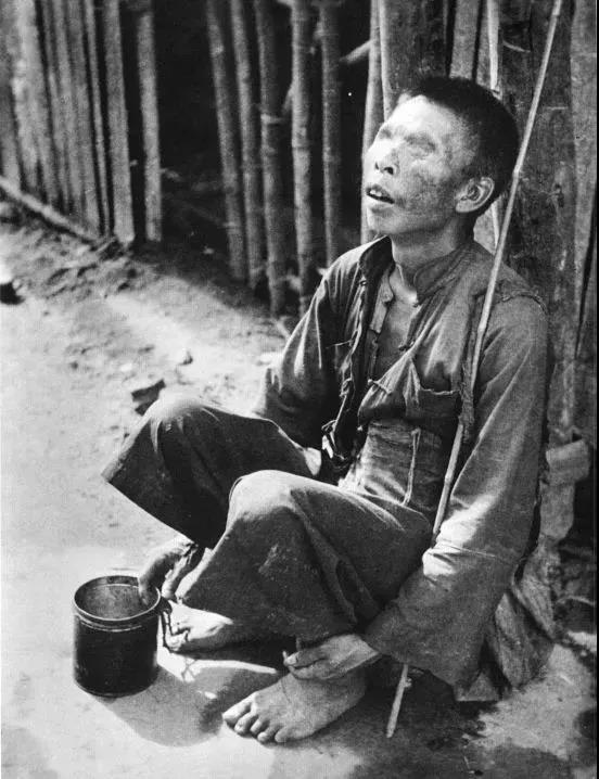 拍下鲁迅遗照白求恩裸照 他是被“枪决”的中国战地记者第一人