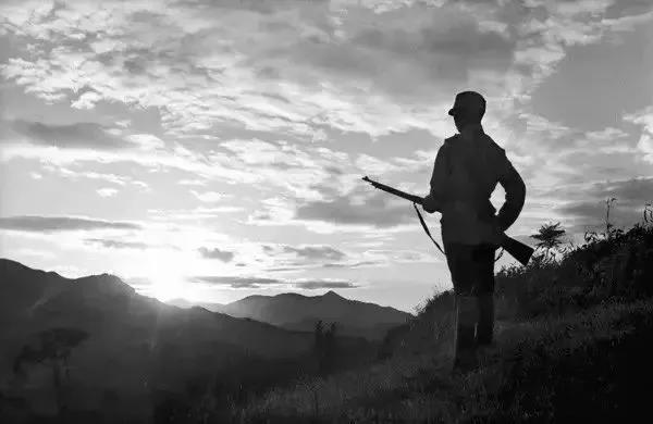 拍下鲁迅遗照白求恩裸照 他是被“枪决”的中国战地记者第一人