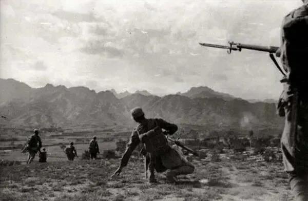 拍下鲁迅遗照白求恩裸照 他是被“枪决”的中国战地记者第一人