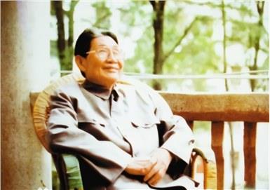 因支持毛主席而被打压，贡献极大却隐姓埋名做老师，他是谁？