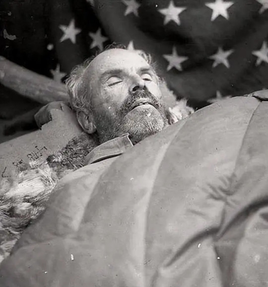 39年白求恩临终前，向聂荣臻提出要求：请给我的离婚妻子拨一笔钱