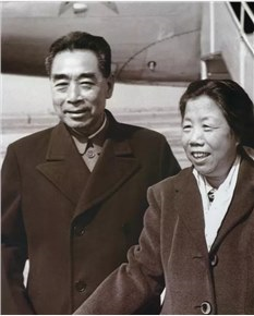 74年周总理扣下毛主席最高指示，整理遗嘱时被发现，人们哭成一片