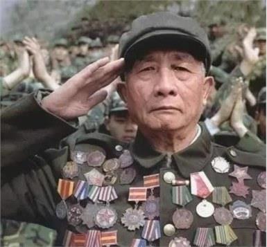 老兵肖万世：立10次一等功获56枚勋章，被记三次大过却无怨无悔