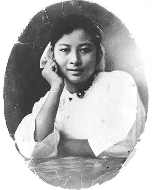 她是留美硕士，后官至副国级，享年106岁，曾以八个字评价毛主席