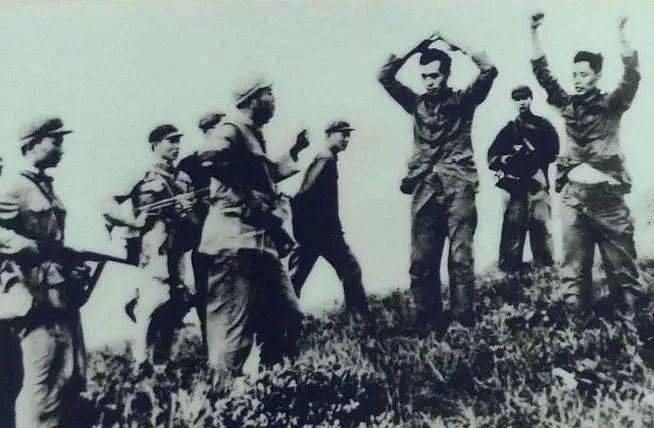 1950年我军在甘肃俘获女白匪头目，没想到她吐露出自己的红军身份