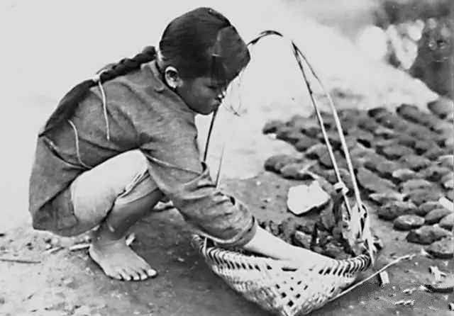 1950年我军在甘肃俘获女白匪头目，没想到她吐露出自己的红军身份