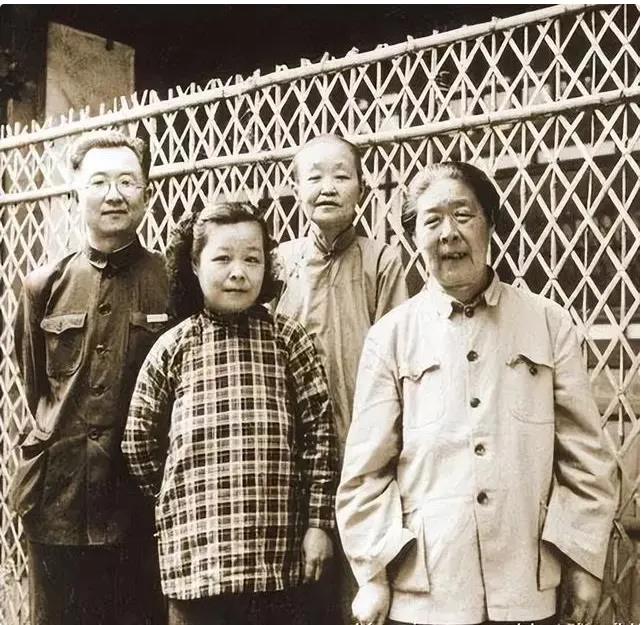 他是康熙十代孙，最后大师，被迫娶“姐姐”，他活90岁，爱她70年