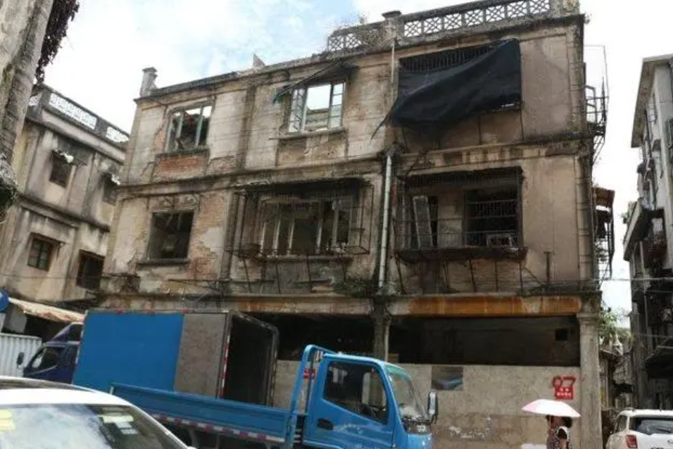 1931年，周恩来在汕头一旅店休息，看到墙上黄埔合影照，立刻转移