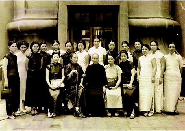 红色女特工为救周总理，委身于国民党高层，一句话揪出党内叛徒