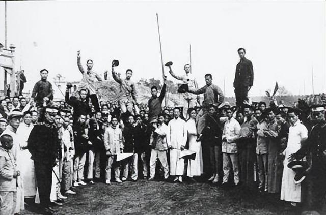 红色女特工为救周总理，委身于国民党高层，一句话揪出党内叛徒