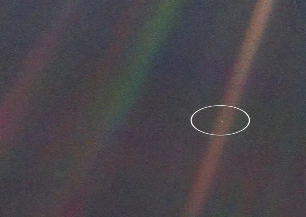 飞了40多年，旅行者1号发现一个可怕的事实：人类或被“困”在太阳系