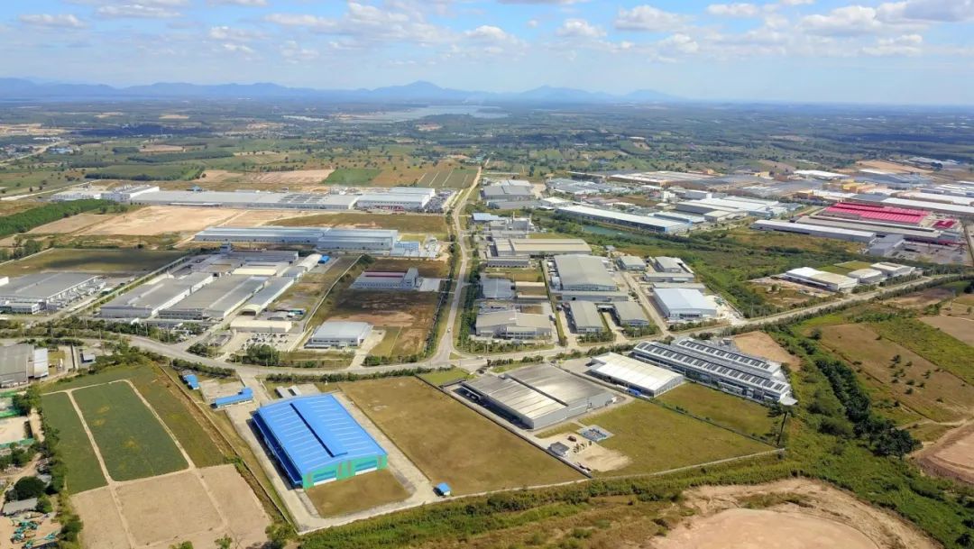 亿万富豪，3次自杀，50岁出家，70岁裸捐