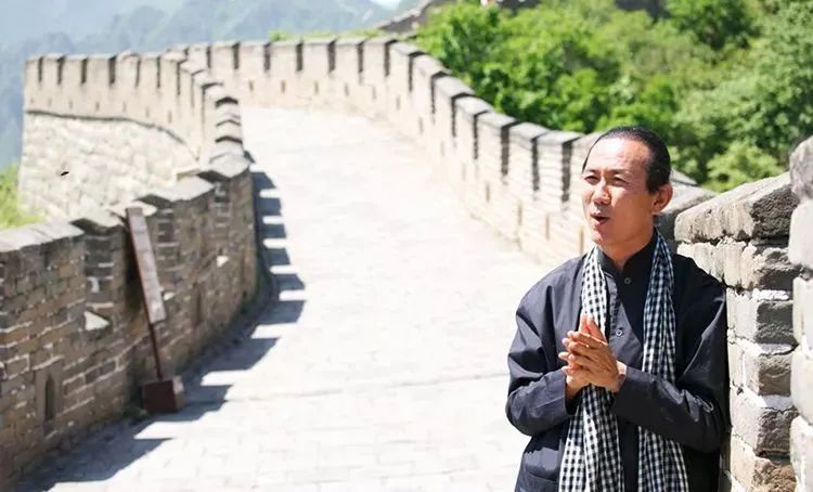 亿万富豪，3次自杀，50岁出家，70岁裸捐