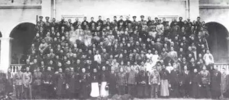 他曾是我党最高军事领导，地位一度超朱老总，结局却令人痛心不已