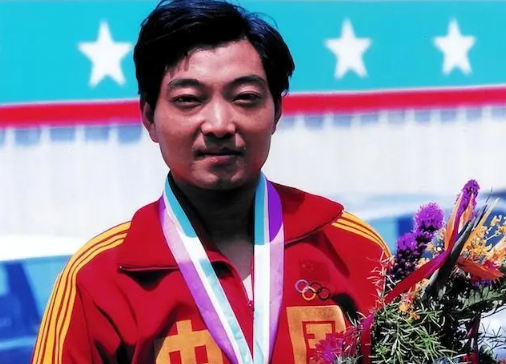 “中国首金得主”许海峰，38岁因眼疾退役，67岁住单位房愧对家人