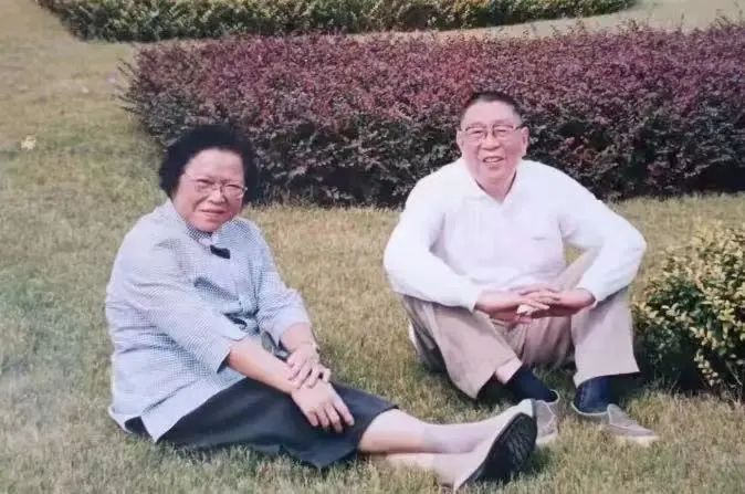 26岁被开除，39岁坐牢，他却引领中国人走向了世界