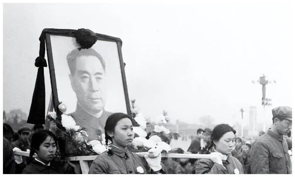 叛党名将时隔30年后回国，1981年邓颖超认出他：恩来找你找得好苦