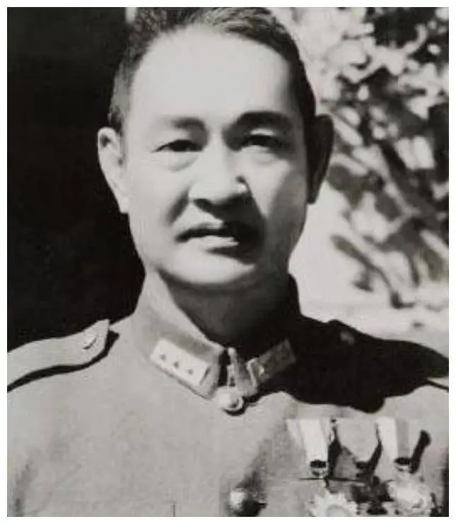 叛党名将时隔30年后回国，1981年邓颖超认出他：恩来找你找得好苦