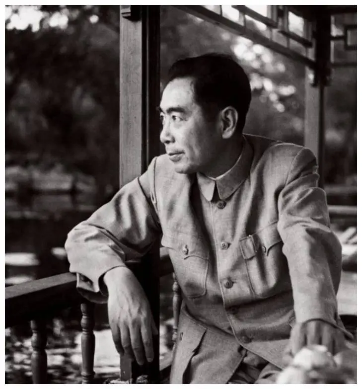 叛党名将时隔30年后回国，1981年邓颖超认出他：恩来找你找得好苦